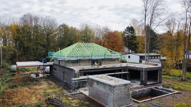 Pose d'une charpente préfabriquée